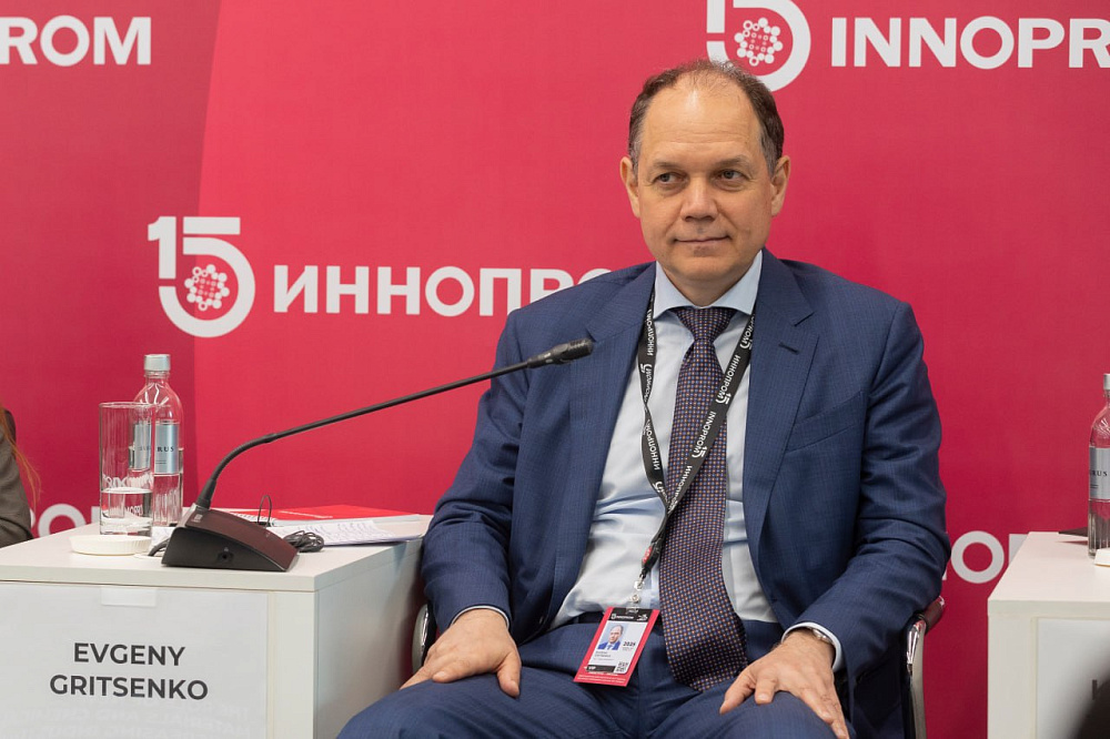 Генеральный директор «Уралхиммаша» Евгений Гриценко представил опыт предприятия на главной сессии «ИННОПРОМа», посвященной химической промышленности